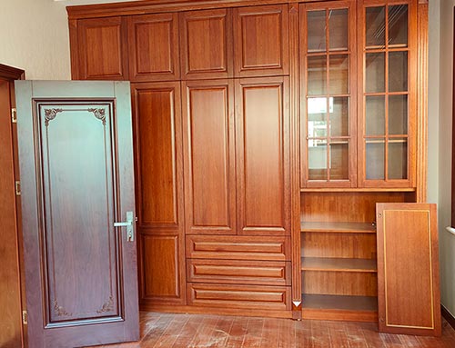 泰宁中式家庭装修里定制的实木衣柜效果图